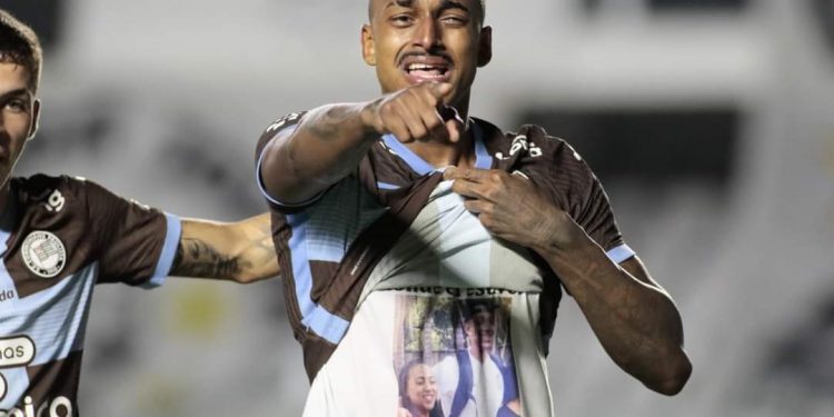 Zagueiro Raul comemora oprimeiro gol no profissioal do Corinthians com homenagem à irmã. Foto \ Rodrigo Coca SCCP