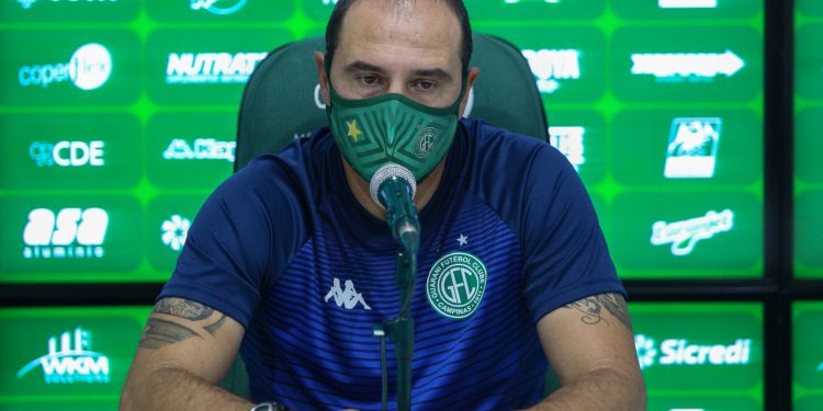 O técnico do Guarani,  Allan Aal, avalia que time se abateu muito depois da anulação do gol de Davó. Foto: Thomaz Marostegan\ GFC