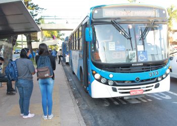 Passageiros aguardam ônibus no ponto, na avenida Prestes Maia: Câmara vota nova forma de pagamento - Foto: Leandro Ferreira/Hora Campinas