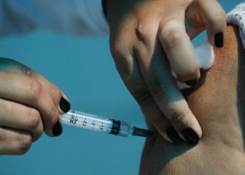 A vacinação, que pode conter o avanço da Covid, segue a passos lentos no Brasil. Foto: Arquivo