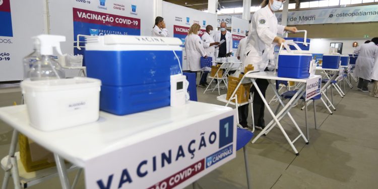 Começa vacinação para o grupo de 65 anos em Campinas