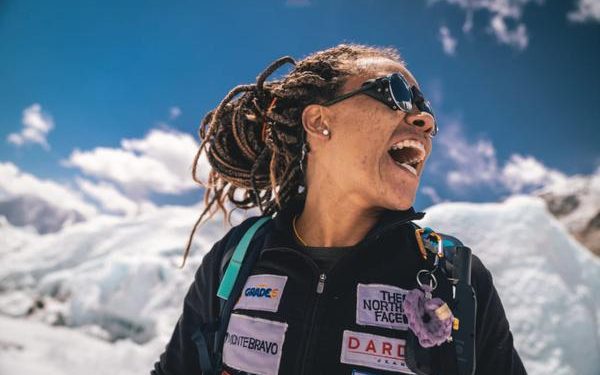 Aretha Duarte se tornou a primeira mulher negra latino-americana da história a conquistar o lugar mais alto do mundo Foto: Divulgação