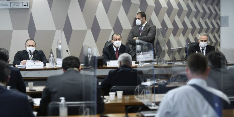 Pazuello passa mal e depoimento será retomado nesta quinta