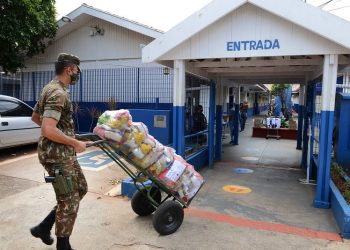 O Exército participa da logística de distribuição das cestas básicas da educação. Foto: Luiz Granzotto/PMC