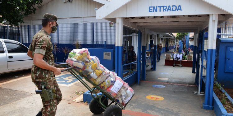 O Exército participa da logística de distribuição das cestas básicas da educação. Foto: Luiz Granzotto/PMC