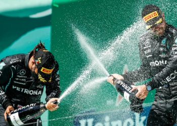 Lewis Hamilton, da Mercedes, festeja no pódio em Portugal. Foto: Reprodução/Twitter