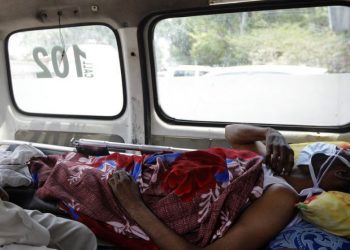 Paciente esperando por lugar em hospital em Nova Deli, na Índia - Foto: Unicef/Amarjeet Singh