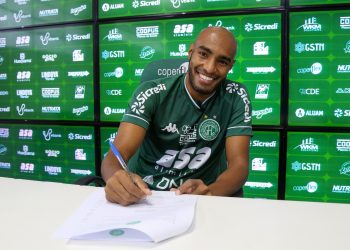 Carlão, que estava no Mirassol e já jogou no Corinthians, assina o contrato para a disputa da Série B do Campeonato Brasileiro Foto: Thomaz Marostegan/Guarani FC.