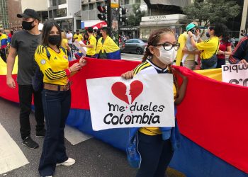 Imigrantes colombianos reúnem-se na Avenida Paulista, em São Paulo, em protesto contra a repressão do governo a seus conterrâneos no país Foto: Roberto Parizotti/Fotos Públicas
