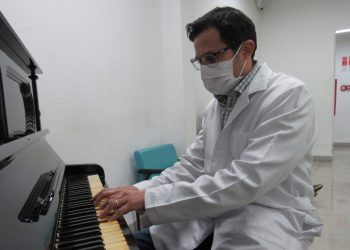 O rádio-oncologista Caio Jorge aproveita as folgas na agenda para levar música à sala de espera. Foto: Divulgação