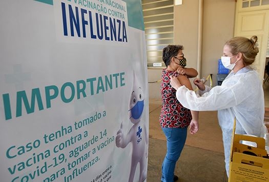 Trabalhadores da saúde estão sendo vacinados contra gripe no CIS