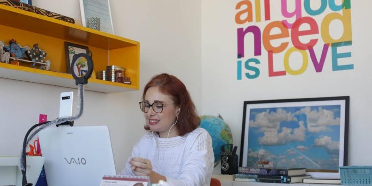 A jornalista Claudia Carnevalli: "Com o home office, não gasto tempo com deslocamento, fico mais produtiva e gerencio o tempo" - Foto: Leandro Ferreira/Hora Campinas
