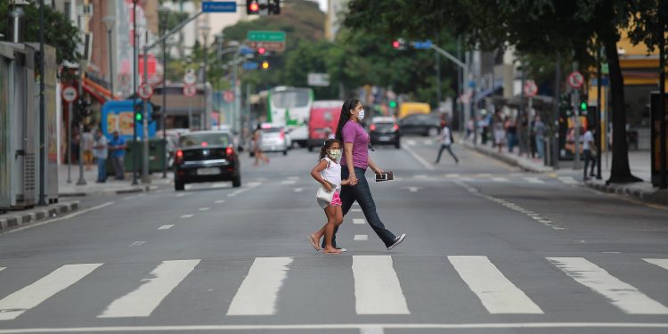 Mãe e filha cruzam a Avenida Francisco Glicério, de máscara, numa cena já incorporada ao cotidiano das famílias Foto: Leandro Ferreira/Hora Campinas
