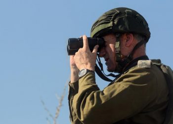 Membro da Força de Defesa de Israel monitora trecho da sempre conflituosa Faixa de Gaza: Casa Branca se posiciounu e condenou os ataques de ambos os lados