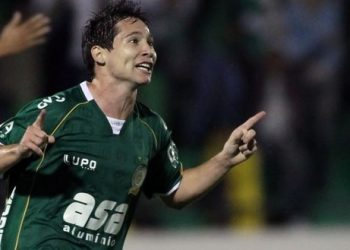 Medina marcou dois gols na vitória por 3 a 1 do Guarani, diante da Ponte Preta, no dia 29 de abril de 2012