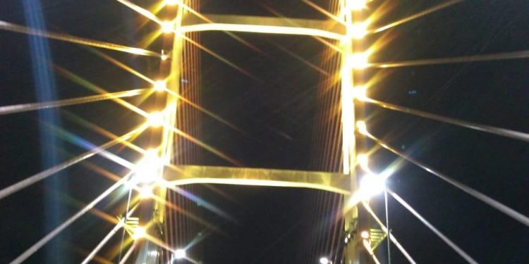 Amarelo decora a ponte da Esperança em Hortolândia