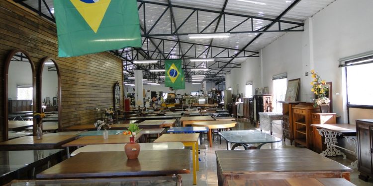 Vista da área de móveis restaurados do Bazar da Sobrapar: local de compras, passeio, memórias, empatia e ajuda - Fotos: Kátia Camargo