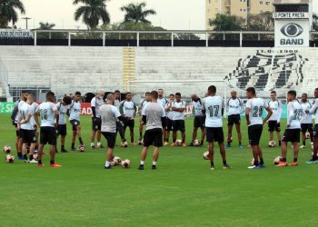 Time durante treinamento  recebe orientações antes do jogo contra o Botafogo - Foto: Ponte Press/Diego Almeida