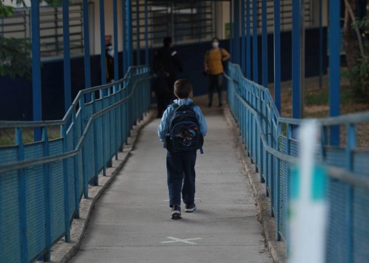 Educação avalia impacto da volta às aulas