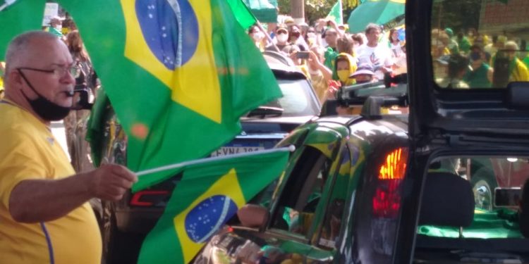 Campineiro vai às ruas em carreata para apoiar presidente