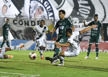 Lance do primeiro gol da Ponte Preta: Moisés foi o grande destaque da partida - Foto: PontePress/Álvaro Jr.