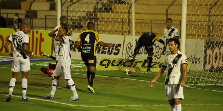 Lance do segundo gol do Novorizontino sobre a Ponte Preta, na final do Troféu do Interior. Guilherme Videira/Grêmio Novorizontino