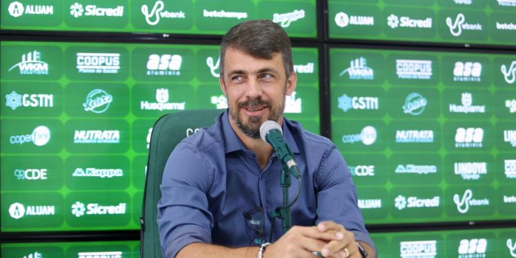Michel Alves reitera busca por reforços e defende trabalho