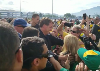 Presidente Jair Bolsonaro chega para evento com apoiadores no Parque Olímpico, no Rio: sem máscaras. Foto: Reprodução  redes Sociais