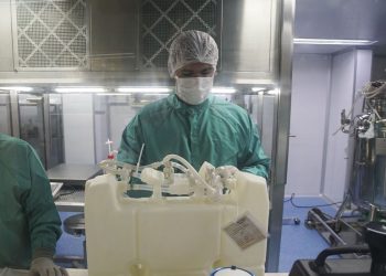 Fiocruz inicia envase do primeiro lote de IFA da vacina Covid-19. Foto: Divulgação