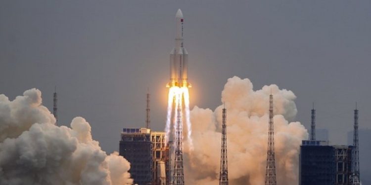 Há o receio de que alguns pedaços do foguete possam cair na Terra. Foto:  Xinhua/Reprodução
