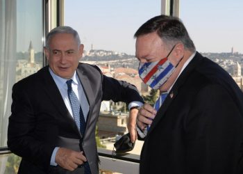 O Primeiro Ministro de Israel, Benjamin Netanyahu (esq.): cessar fogo entra no terceiro dia. Fotos Públicas