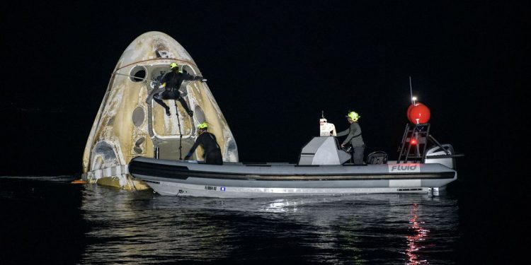 Equipe de suporte trabalha no resgate da SpaceX. Foto:  NASA/Bill Ingalls