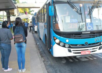 Espera em ponto de ônibus: transporte público é deficiente na RMC.