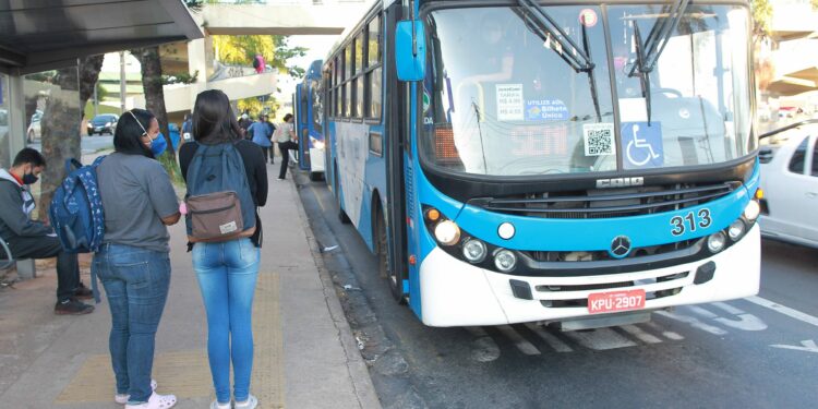 Espera em ponto de ônibus: transporte público é deficiente na RMC.