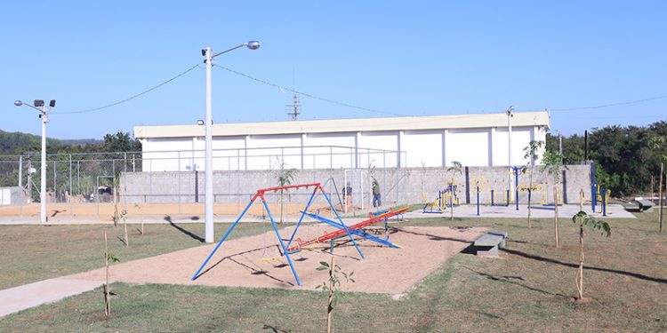 A praça conta com parque infantil e campo de futebol de areia. Foto: Fernanda Sunega/PMC