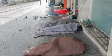 Sensação térmica chega a 10 graus nesta segunda; moradores de rua sofrem