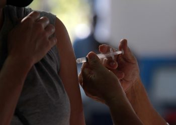 O candidato a receber doses sobrantes deve chegar ao posto de imunização em até 20 minutos. Foto: Leandro Ferreira/Hora Campinas