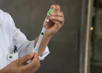 Abertas vagas para vacinação contra Covid de gestantes da área da saúde