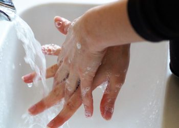 A correta higienização das mãos ajuda no combate a muitas doenças, dentre elas a Covid-19 - Foto: Pixabay
