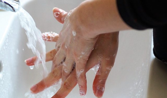 A correta higienização das mãos ajuda no combate a muitas doenças, dentre elas a Covid-19 - Foto: Pixabay