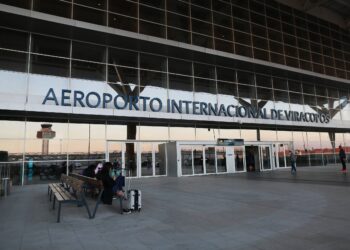 Começa agendamento da vacina para trabalhadores de Viracopos