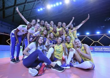 Jogadoras brasileiras comemoram a primeira vitória na competição. Foto: Divulgação/FIVB