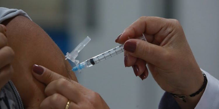 Enfemeira aplica dose de vacina: Secretaria Municipal de Saúde espera vacinar 26 mil até o final da tarde deste sábado Foto: Leandro Ferreira/Hora Campinas