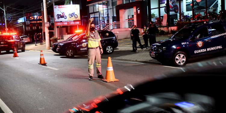 Fiscalização dispersa quase 4 mil pessoas em aglomerações