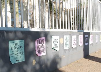 Cartazes no muro da Escola Estadual Aníbal de Freitas, no Guanabara, em Campinas, demonstram solidariedade ao aluno e repúdio ao constrangimento Foto: Leandro Ferreira/Hora Campinas
