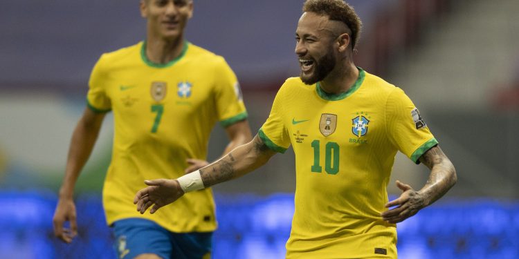 Neymar comemora o segundo da Seleção, de pênalti, observado por Richarlison Foto: Lucas Figueiredo/CBF