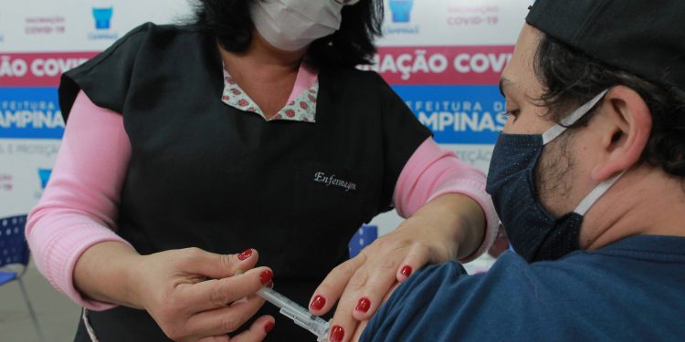 Enfermeira aplica mais um dose em centro de imunização: Campinas tem ótima adesão, fazendo da cidade um exemplo em São Paulo Foto: Leandro Ferreira/Hora Campinas