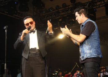 O vocalista da banda Jota Quest, Rogério Flausino, com o maestro Lazarov - Foto: Divulgação