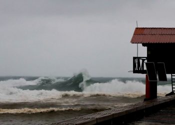 Frete fria traz tempestadee e ressaca nas praias do Rio de Janeiro