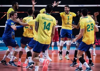 Jogadores celebram a conquista da Liga das Nações, cuja final ocorreu neste domingo - Foto: Divulgação/FIVB